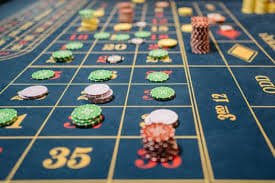 Dealer profesional live casino 777luck memandu permainan baccarat dengan interaksi nyata